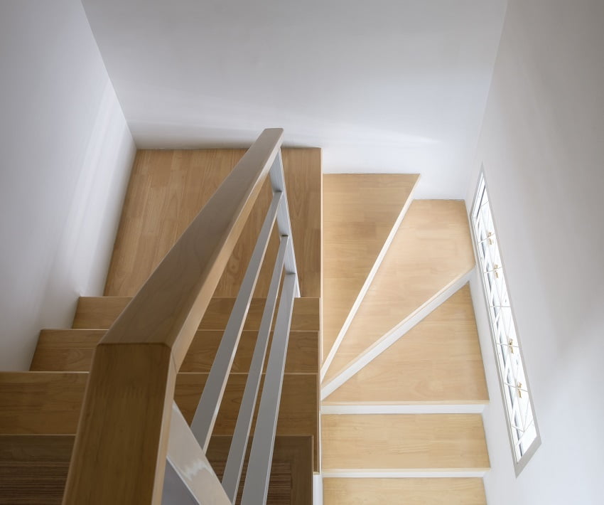 Escalera de madera en casa
