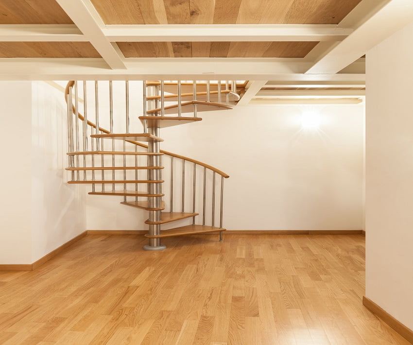 Escalera de madera en duplex